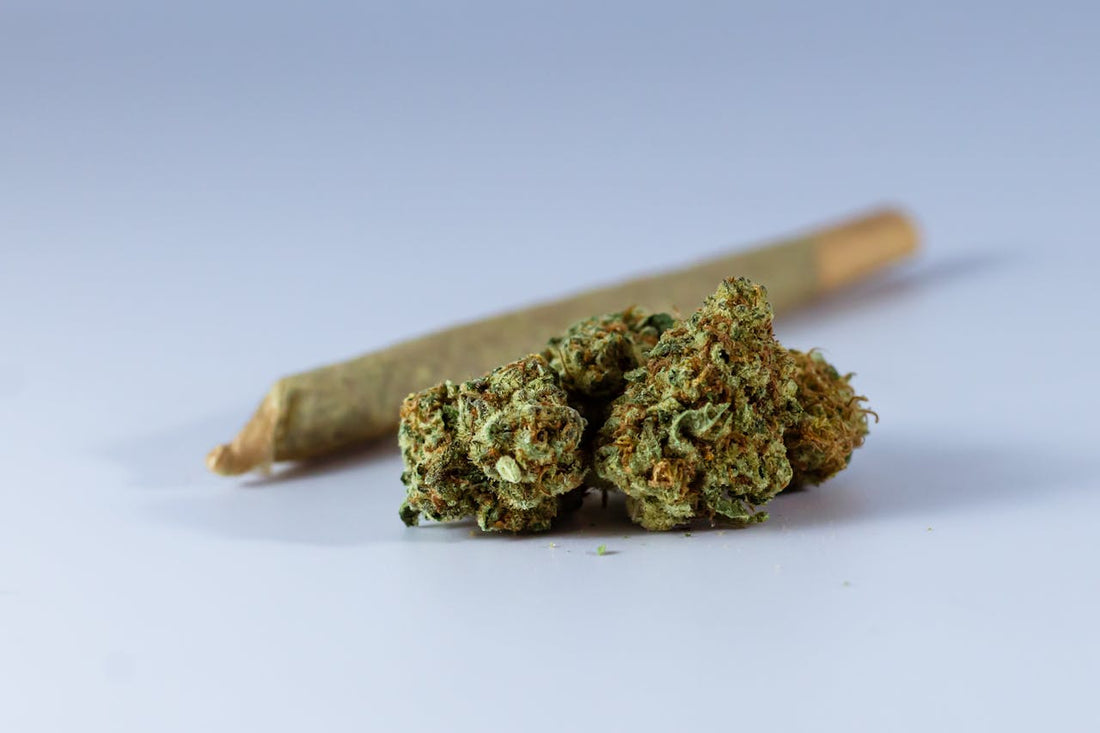 Jack herer weed klaargemaakt voor consumptie op een houten tafel